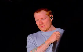Ed Sheeran em lágrimas no regresso aos palcos após polémica que colocou em causa a sua carreira