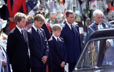 Charles Spencer, William, Harry e Carlos no funeral de Diana