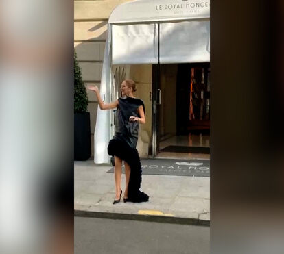 Céline Dion canta e dança com fãs à porta do seu hotel, em Paris
