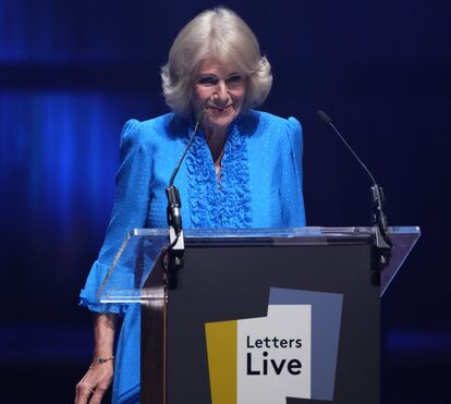 Rainha ao palco! Público é surpreendido por Camilla, que leu carta da Rainha Mãe em evento literário repleto de celebridades