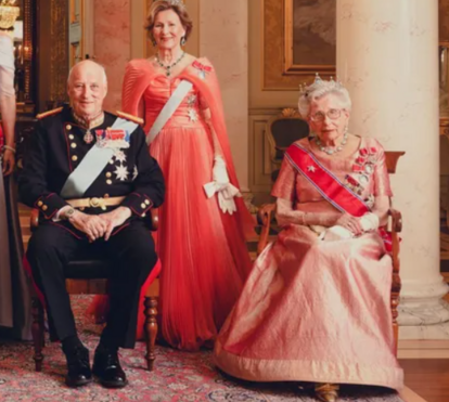 Noruega comove-se com imagem da princesa Astrid, sozinha, junto ao caixão do irmão, o rei Harald 