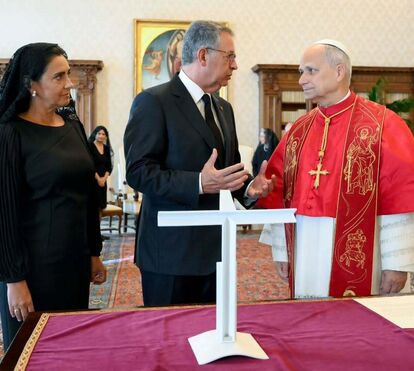 Preto dos pés à cabeça e véu: Margarida Maldonado Freitas cumpre o protocolo na audiência com o Papa