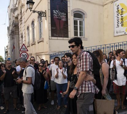 Lisboa despede-se de Jorge Palma: filhos do músico são a imagem de dor na última homenagem ao cantor entre lágrimas e aplausos