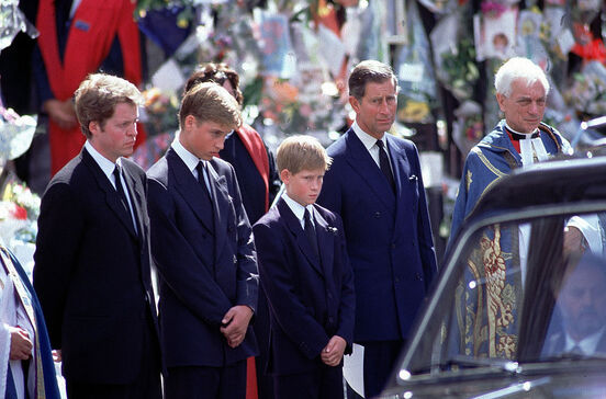 Charles Spencer, William, Harry e Carlos no funeral de Diana