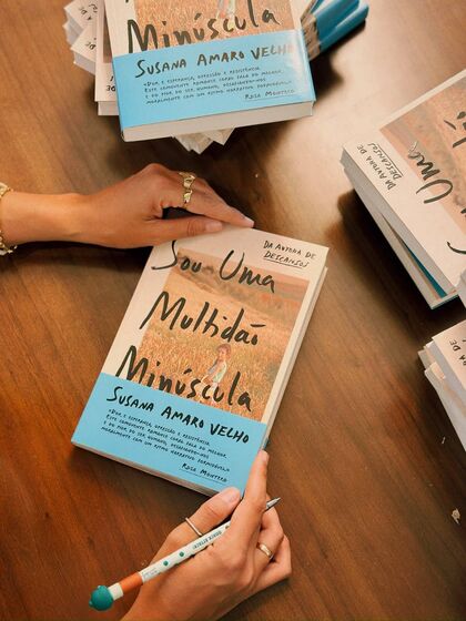 O livro 'Sou uma Multidão Minúscula' com blurb da escritora Rosa Montero