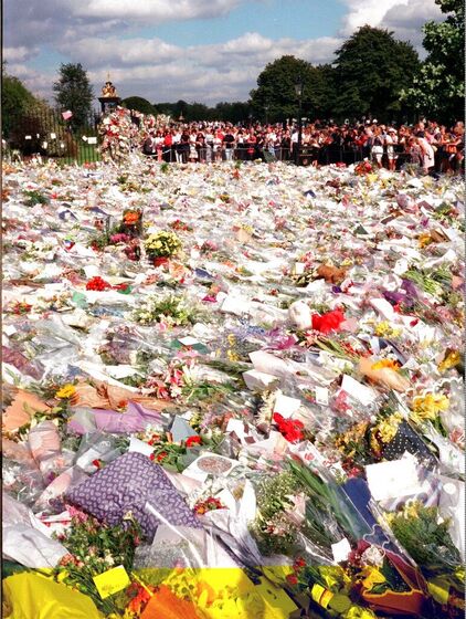Um mar de flores em homenagem a Diana