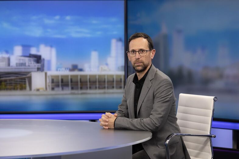 O comentador Ireneu Teixeira em estúdio