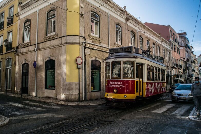 O elétrico 28 passa na rua da Companhia Portuguesa do Chá